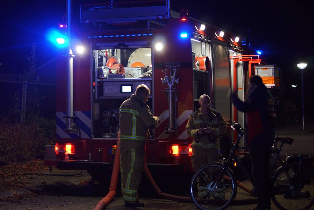 Berg afval in brand achter schoolgebouw