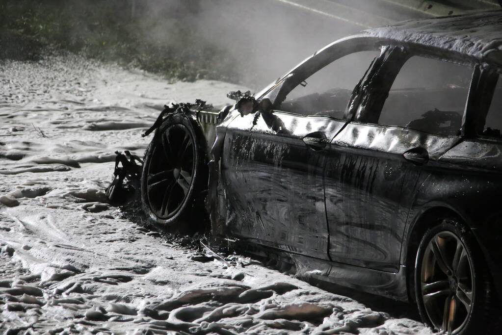 Auto volledig verwoest door brand