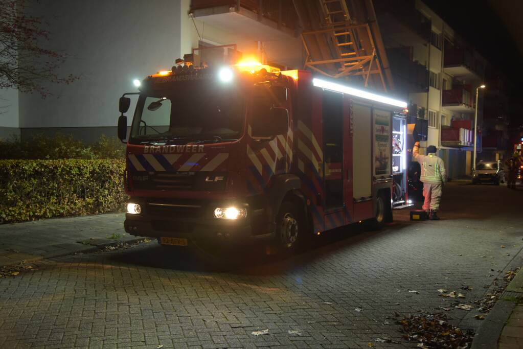 Brandweer blust brand in kelderbox, 3 woningen ontruimd