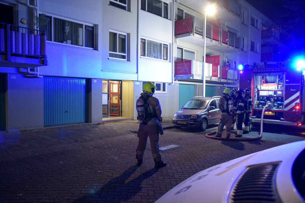 Brandweer blust brand in kelderbox, 3 woningen ontruimd