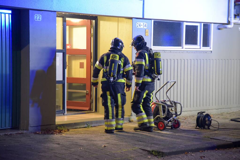 Brandweer blust brand in kelderbox, 3 woningen ontruimd
