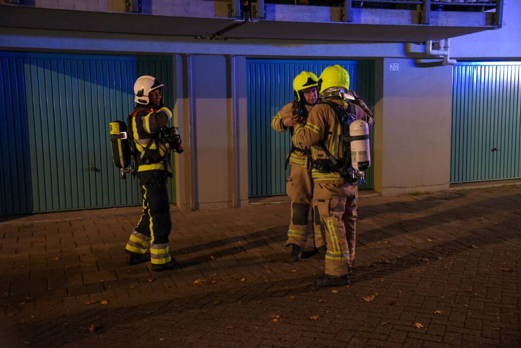 Brandweer blust brand in kelderbox, 3 woningen ontruimd