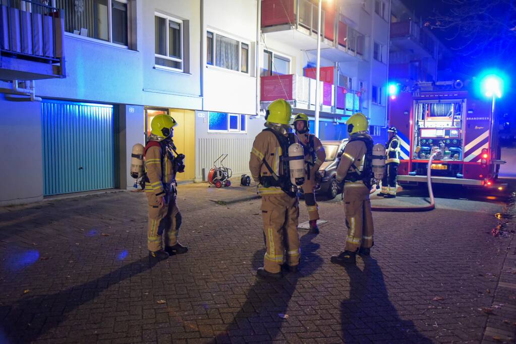 Brandweer blust brand in kelderbox, 3 woningen ontruimd