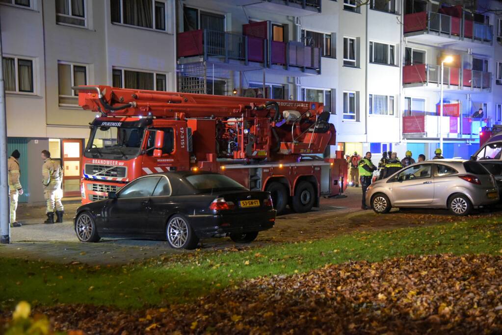 Brandweer blust brand in kelderbox, 3 woningen ontruimd