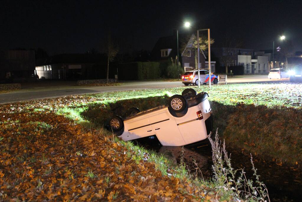 Bestelbus raakt van de weg belandt op de kop in sloot