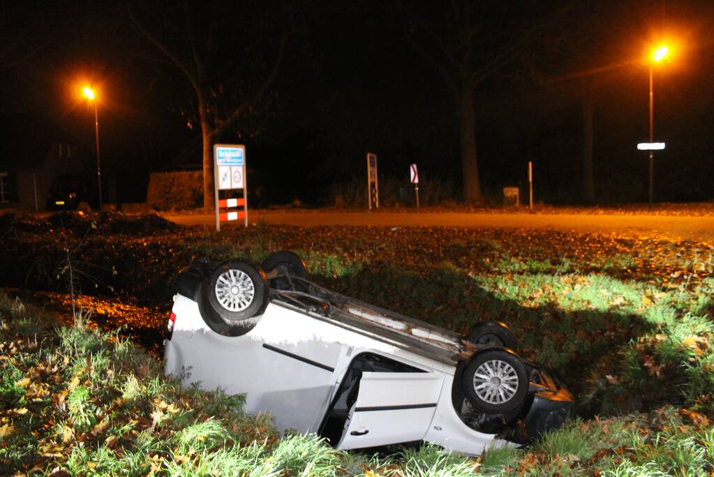 Bestelbus raakt van de weg belandt op de kop in sloot