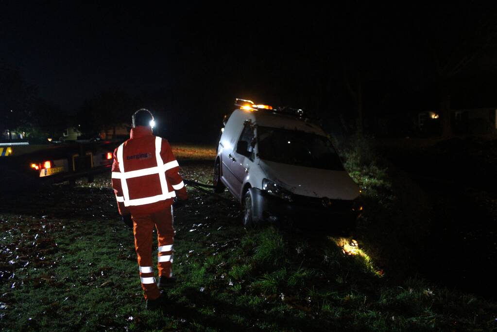 Bestelbus raakt van de weg belandt op de kop in sloot