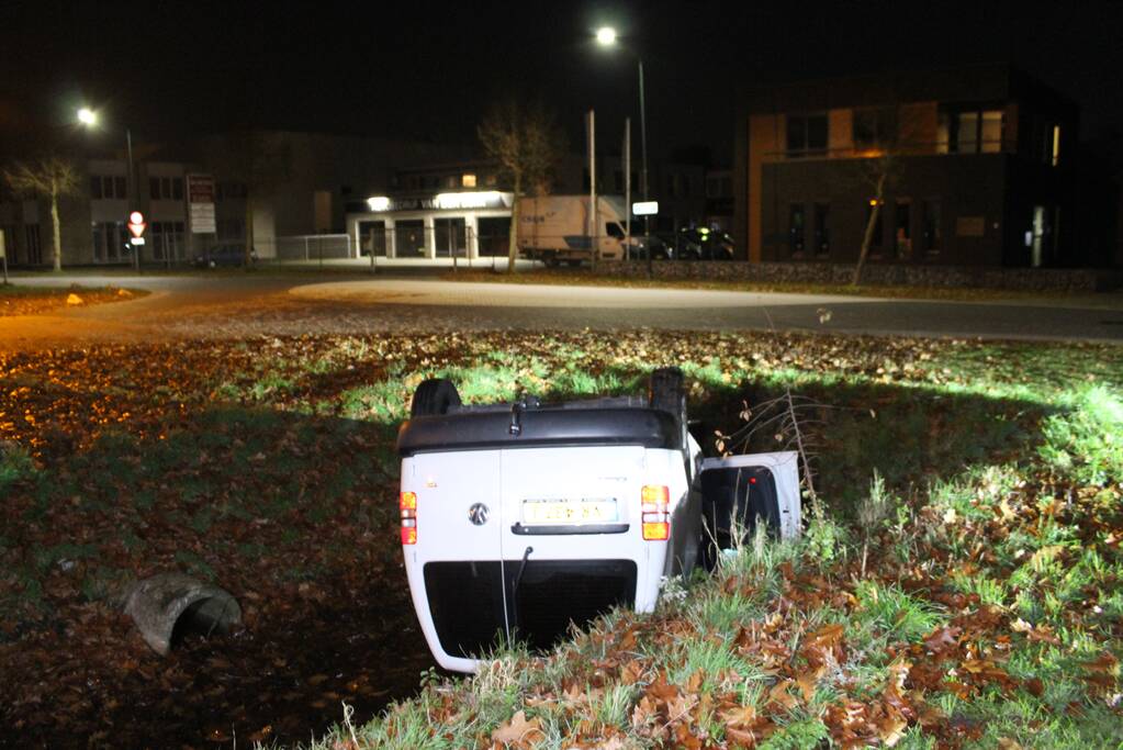 Bestelbus raakt van de weg belandt op de kop in sloot
