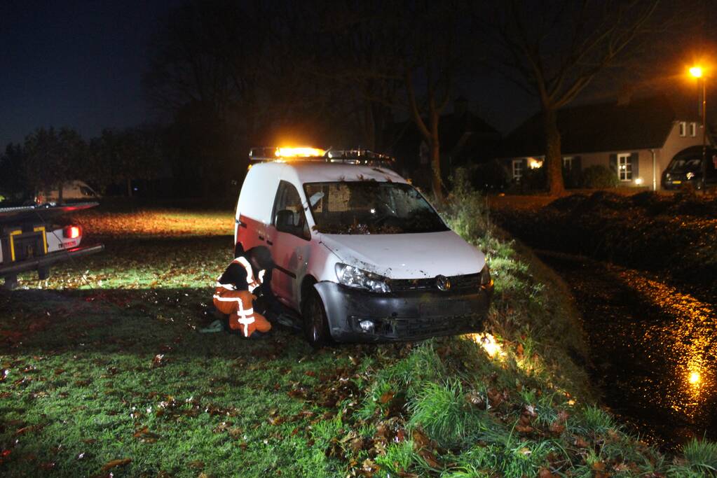 Bestelbus raakt van de weg belandt op de kop in sloot
