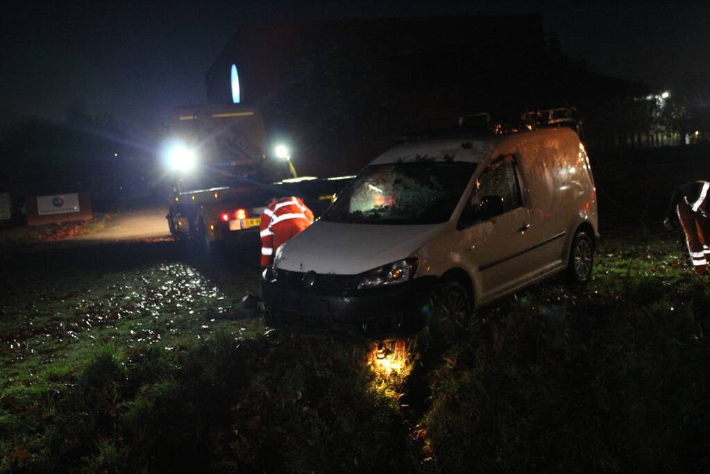 Bestelbus raakt van de weg belandt op de kop in sloot