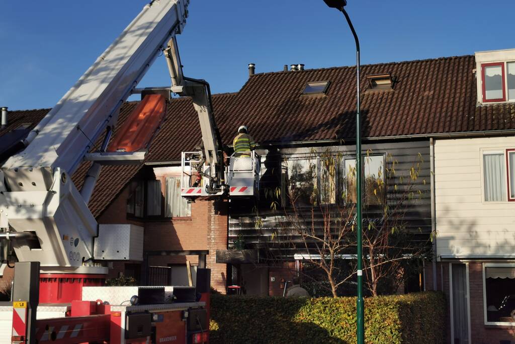 Brand in gevel van tussenwoning