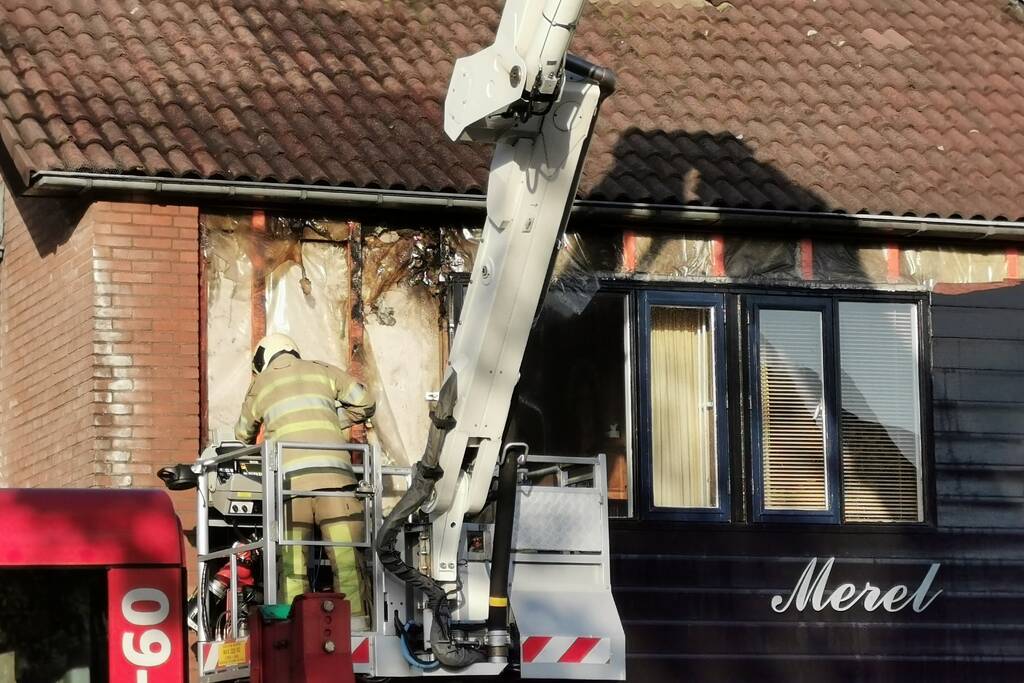 Brand in gevel van tussenwoning