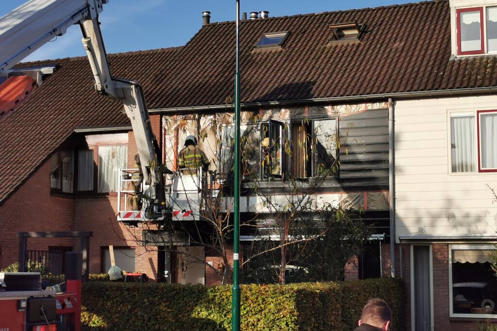 Brand in gevel van tussenwoning