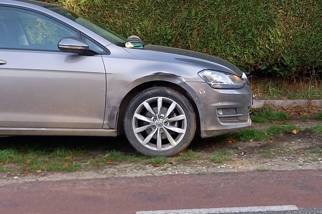 Automobilist gewond bij botsing met geparkeerde auto