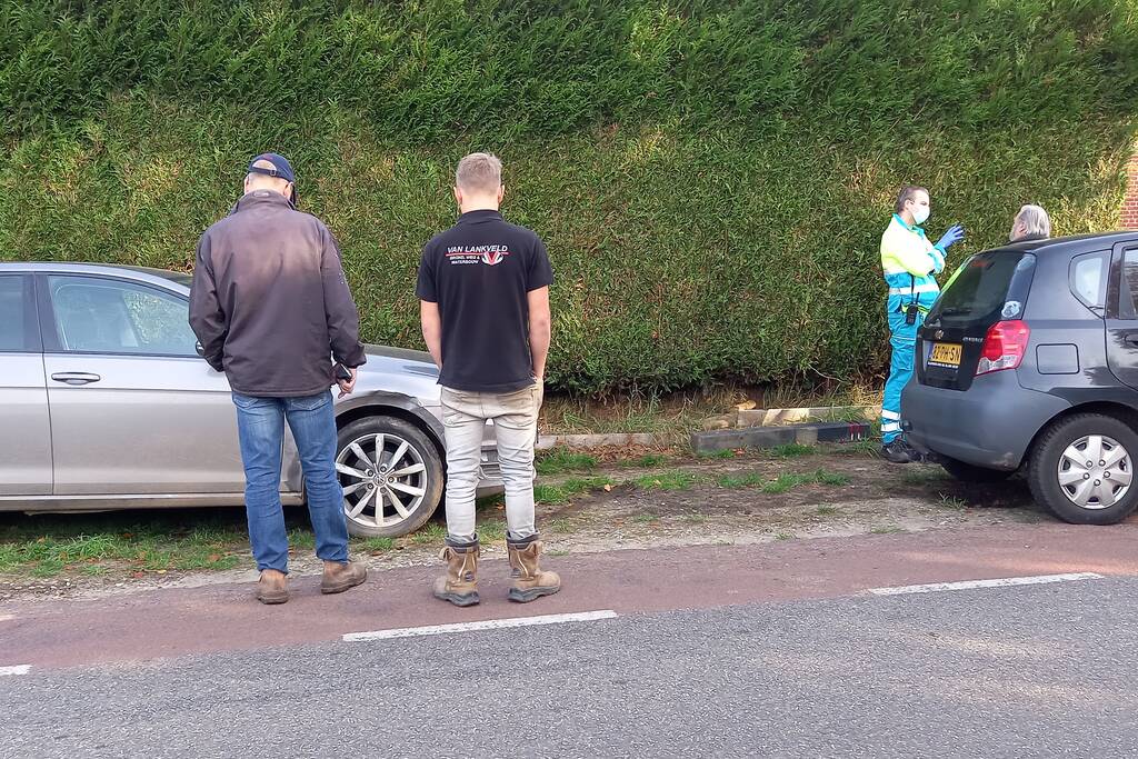 Automobilist gewond bij botsing met geparkeerde auto