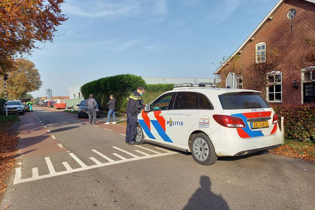 Automobilist gewond bij botsing met geparkeerde auto