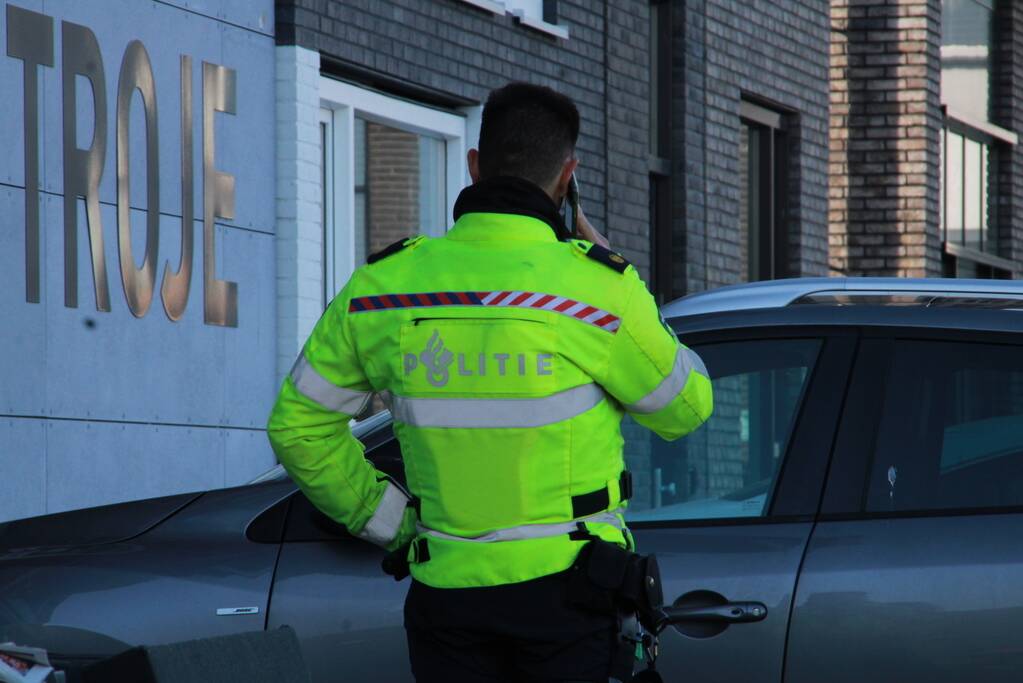 Overleden vrouw (26) aangetroffen in woning, man aangehouden