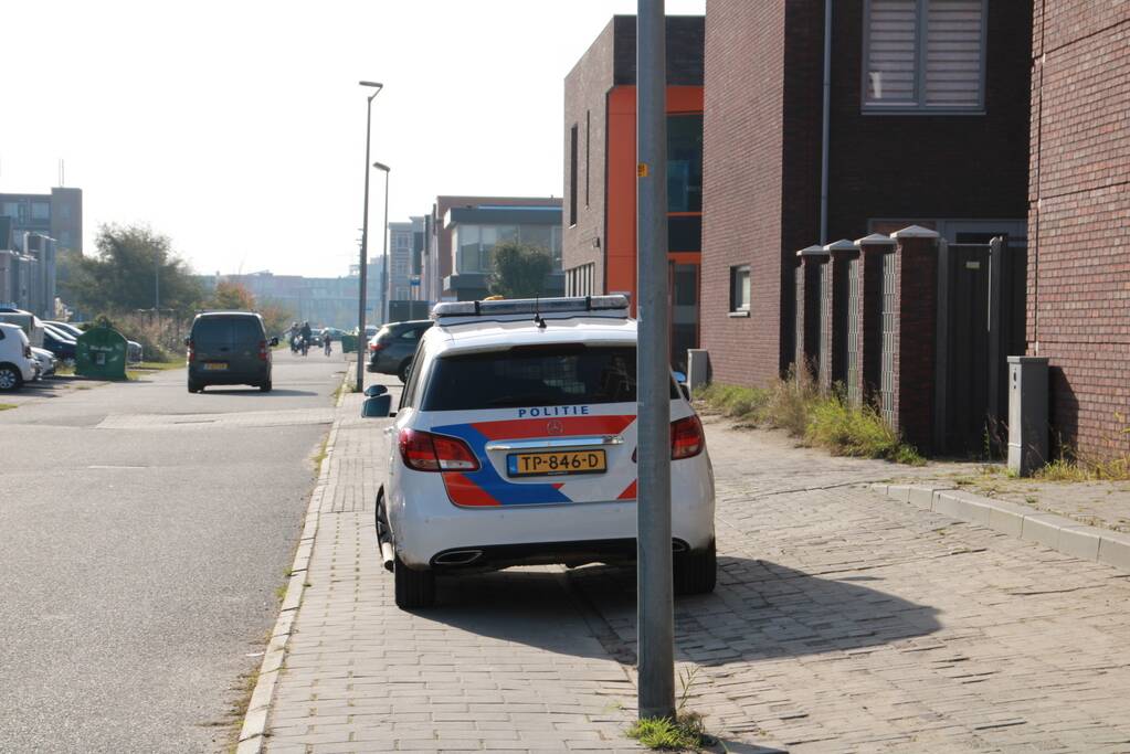 Overleden vrouw (26) aangetroffen in woning, man aangehouden