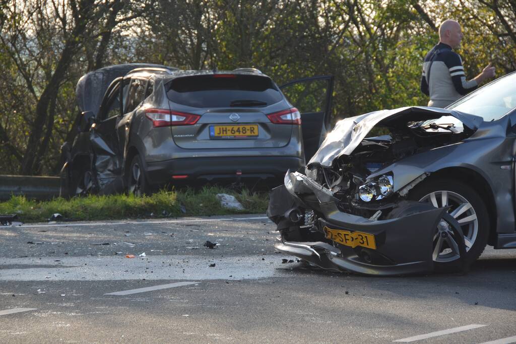 Twee gewonden bij frontale aanrijding