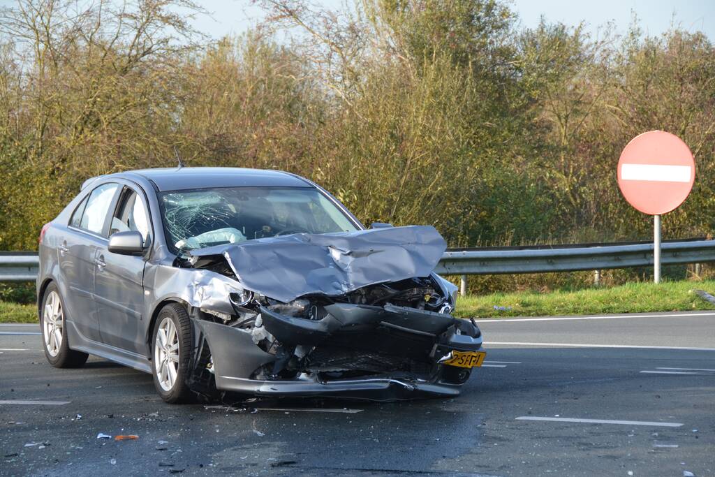 Twee gewonden bij frontale aanrijding
