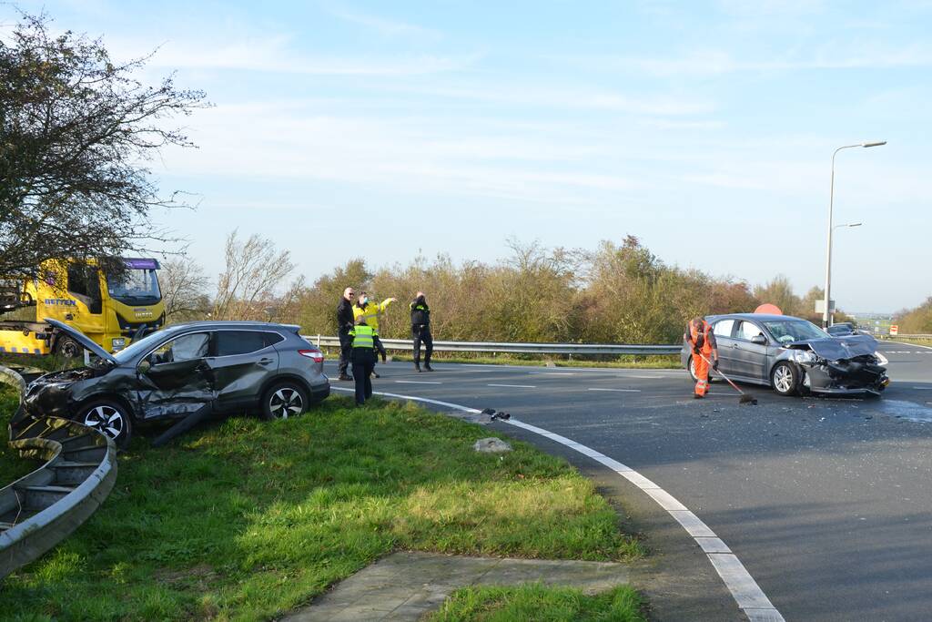 Twee gewonden bij frontale aanrijding
