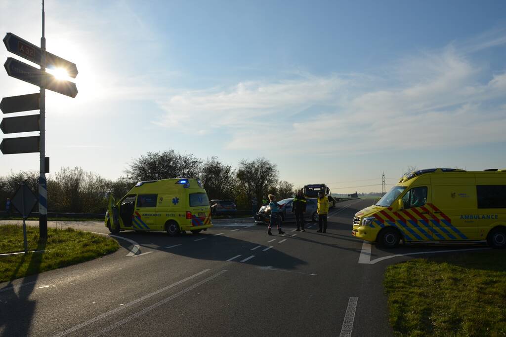Twee gewonden bij frontale aanrijding