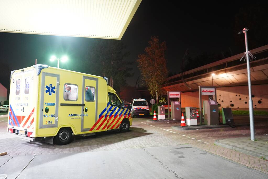 Automobilist onder invloed rijdt in op mensen en belandt in sloot