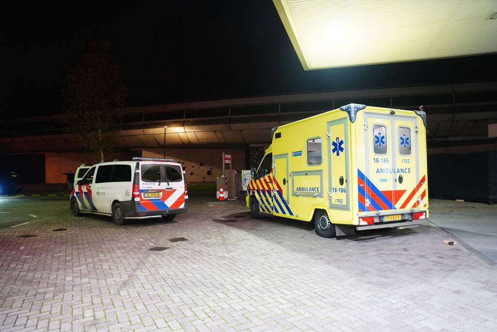 Automobilist onder invloed rijdt in op mensen en belandt in sloot