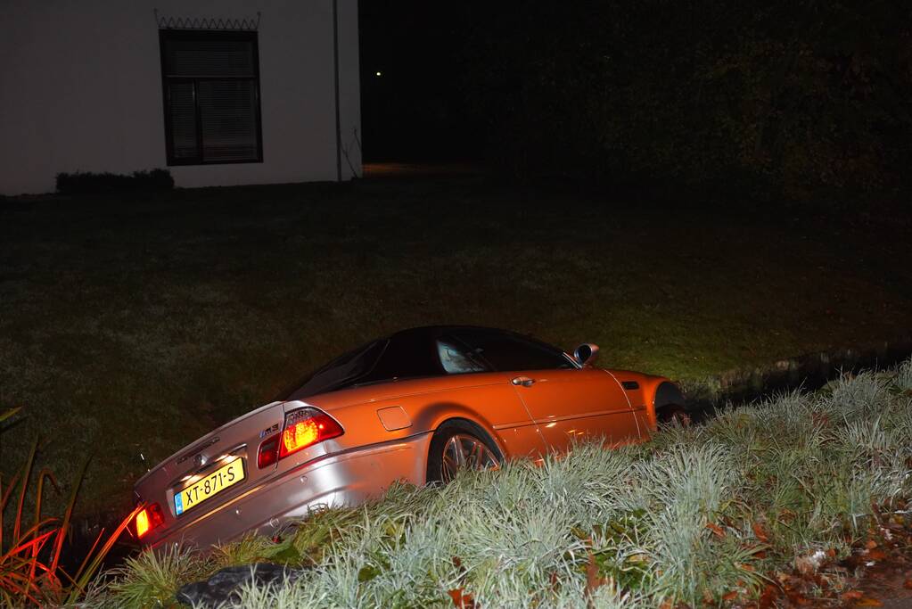 Automobilist onder invloed rijdt in op mensen en belandt in sloot