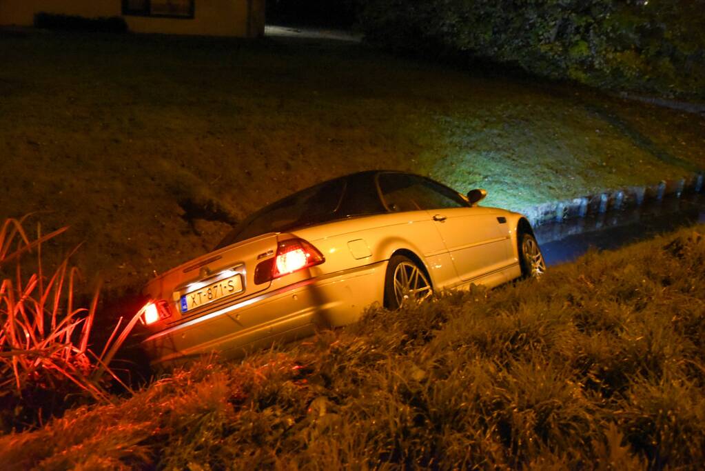 Automobilist onder invloed rijdt in op mensen en belandt in sloot