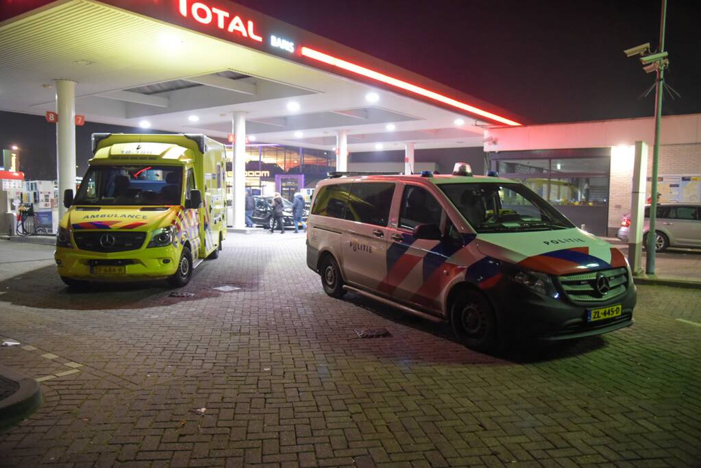 Automobilist onder invloed rijdt in op mensen en belandt in sloot
