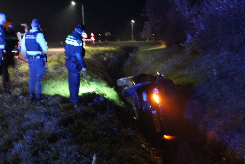 Bestuurder belandt te water en slaat op de vlucht