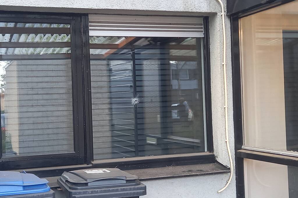 Woning beschoten, politie doet onderzoek