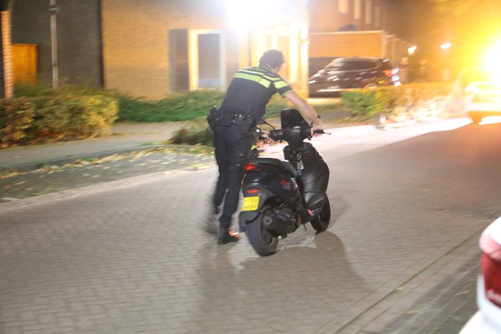 Scooterrijder (17) gooit bierkrat tijdens politieachtervolging