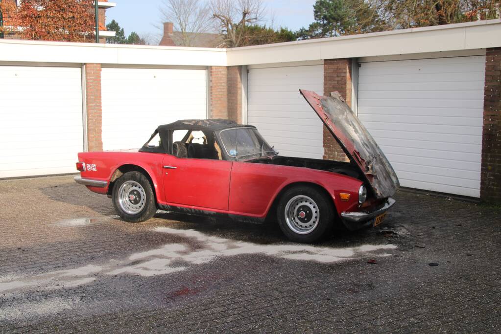 Auto uitgebrand na brand bij motorkap