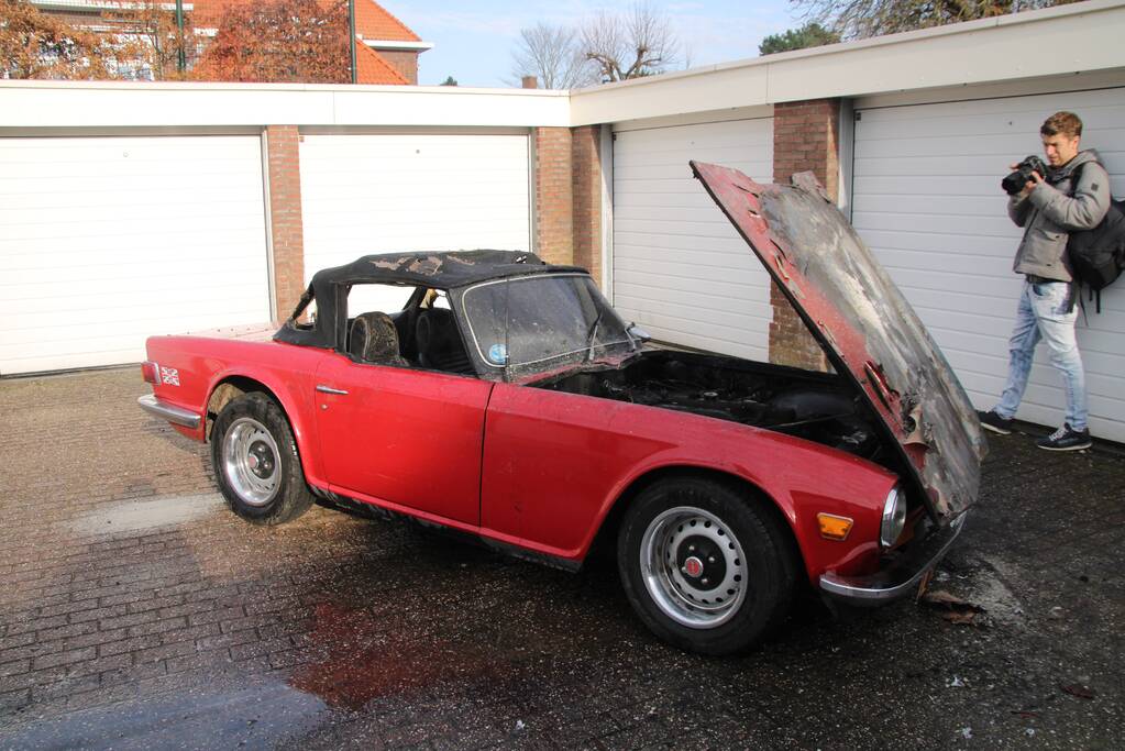 Auto uitgebrand na brand bij motorkap