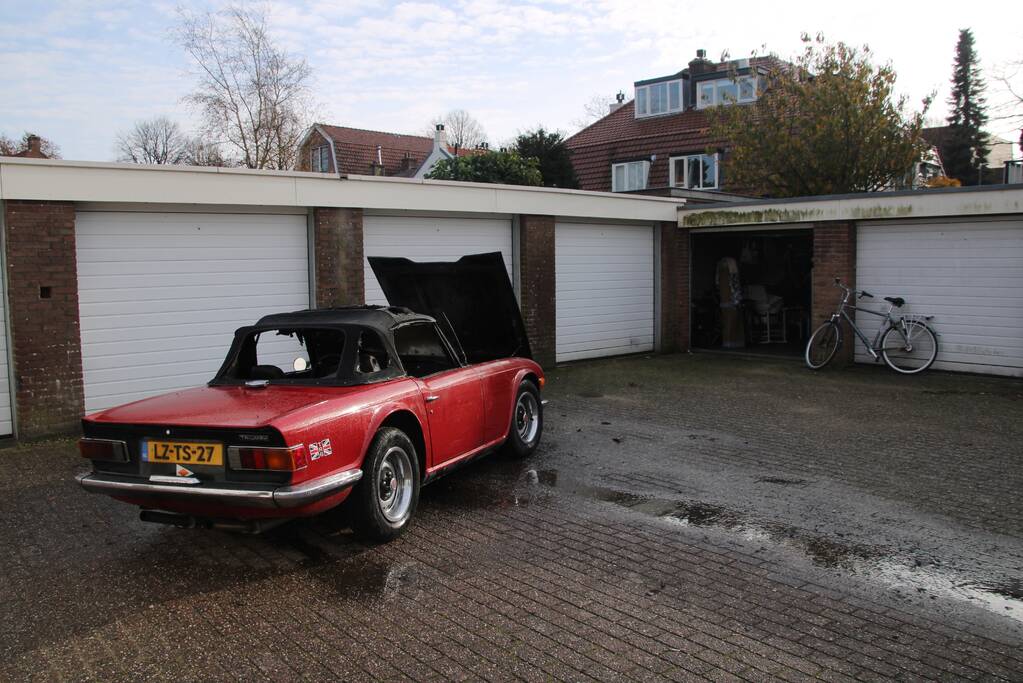 Auto uitgebrand na brand bij motorkap