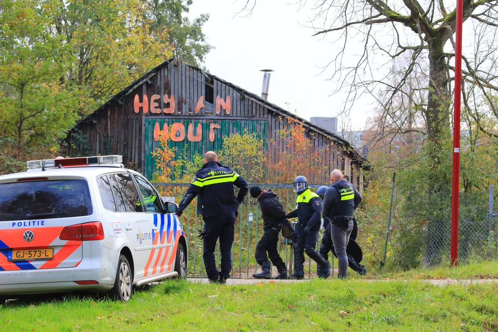 Leden van Mobiele Eenheid verwijderen krakers uit kraakpand
