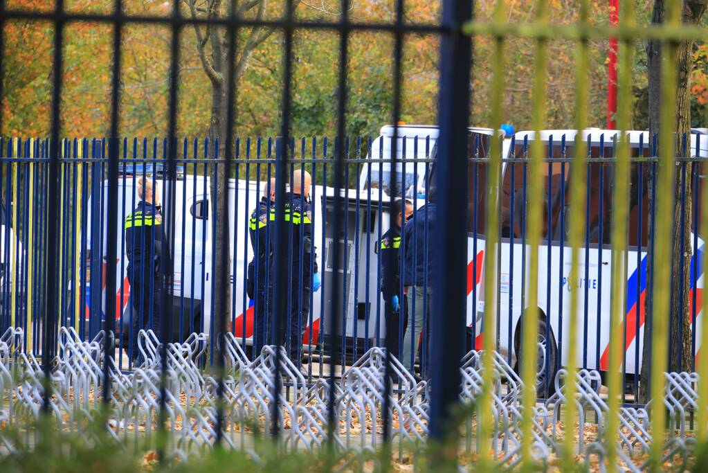 Leden van Mobiele Eenheid verwijderen krakers uit kraakpand