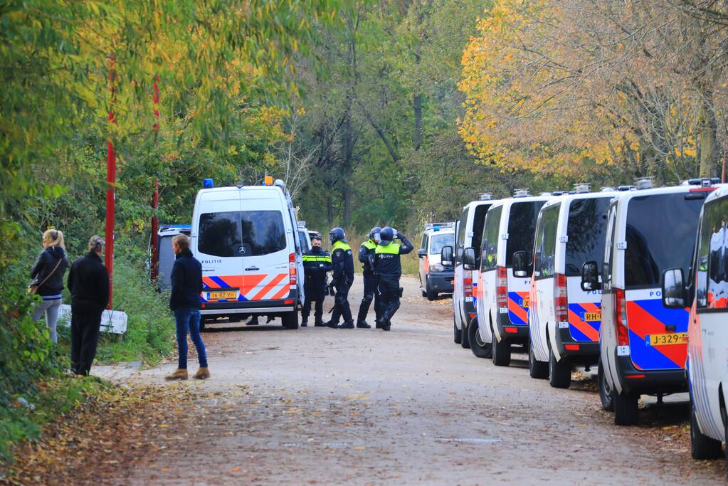 Leden van Mobiele Eenheid verwijderen krakers uit kraakpand