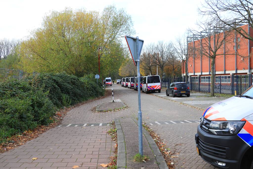 Leden van Mobiele Eenheid verwijderen krakers uit kraakpand