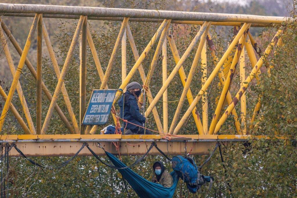 Leden van Mobiele Eenheid verwijderen krakers uit kraakpand