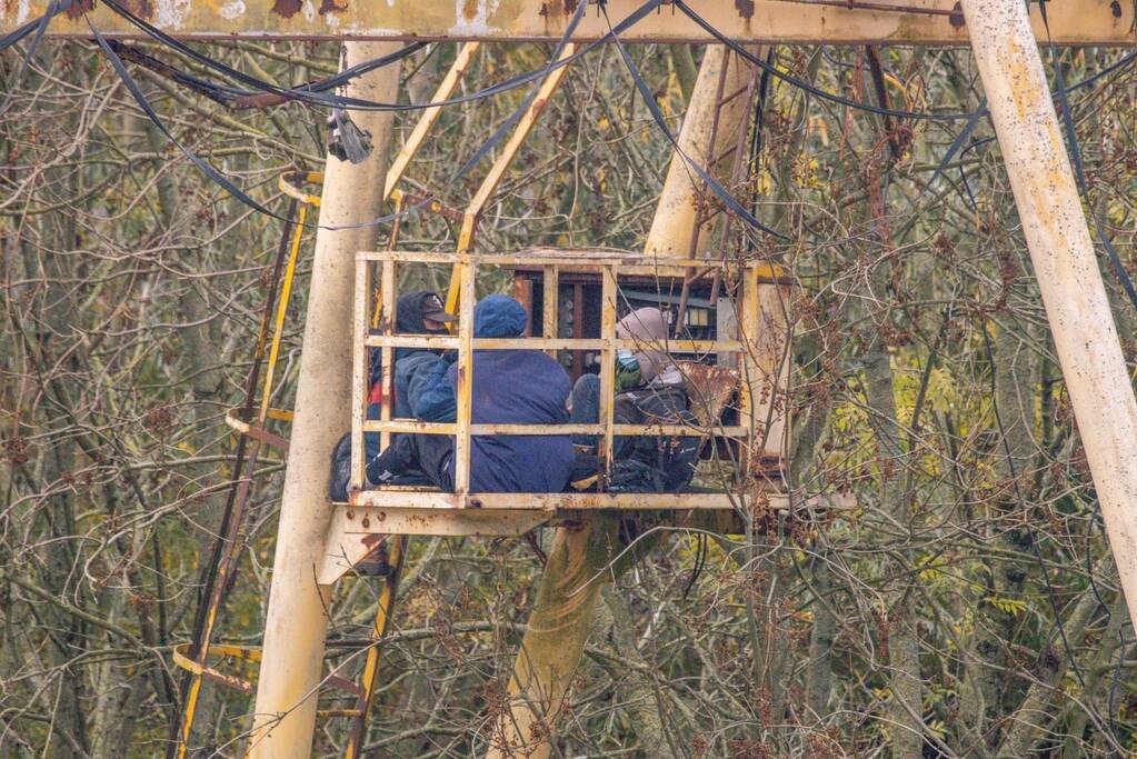 Leden van Mobiele Eenheid verwijderen krakers uit kraakpand