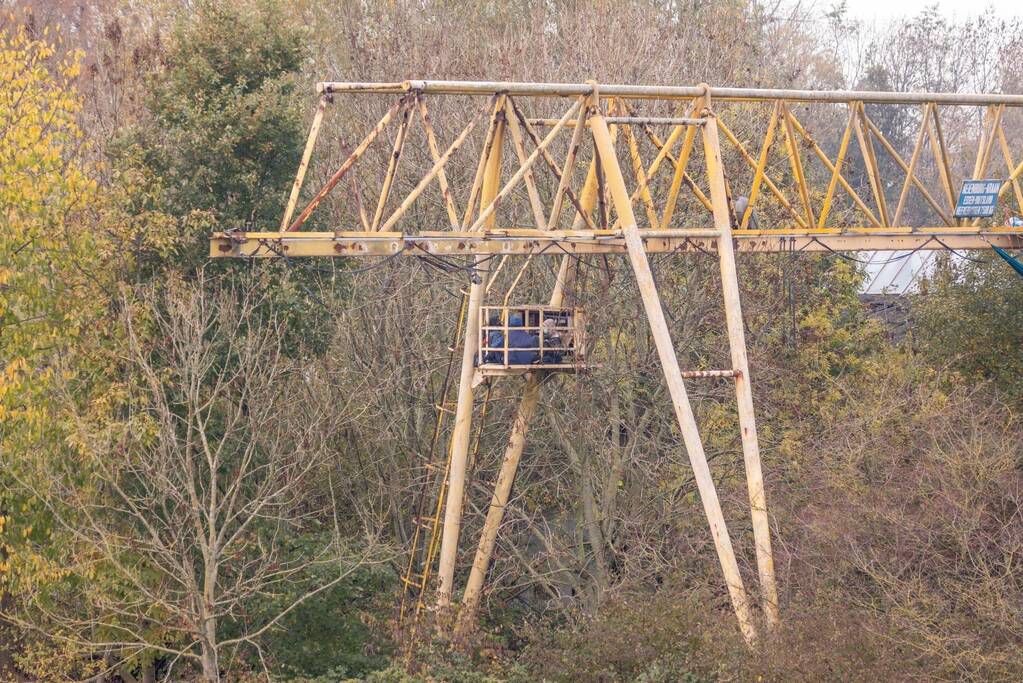 Leden van Mobiele Eenheid verwijderen krakers uit kraakpand