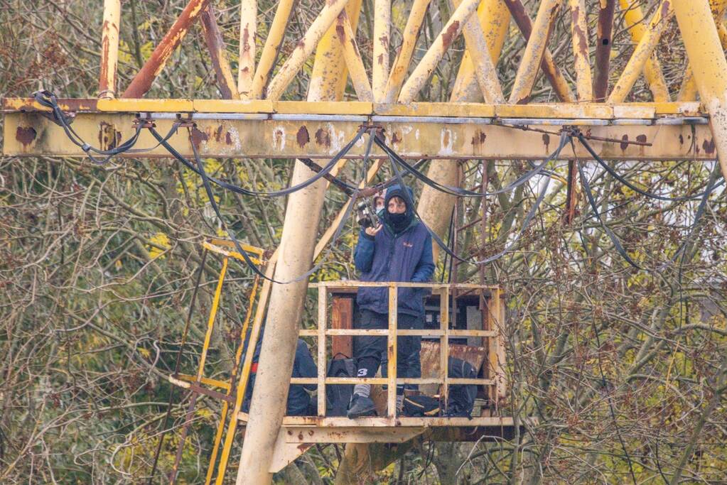 Leden van Mobiele Eenheid verwijderen krakers uit kraakpand