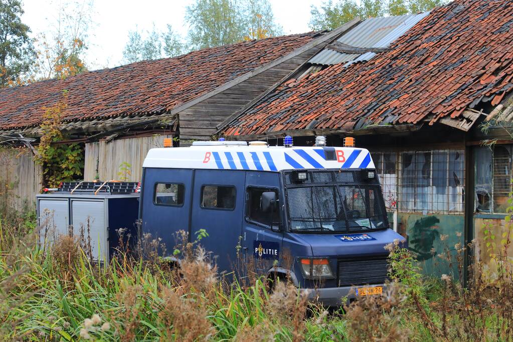 Leden van Mobiele Eenheid verwijderen krakers uit kraakpand