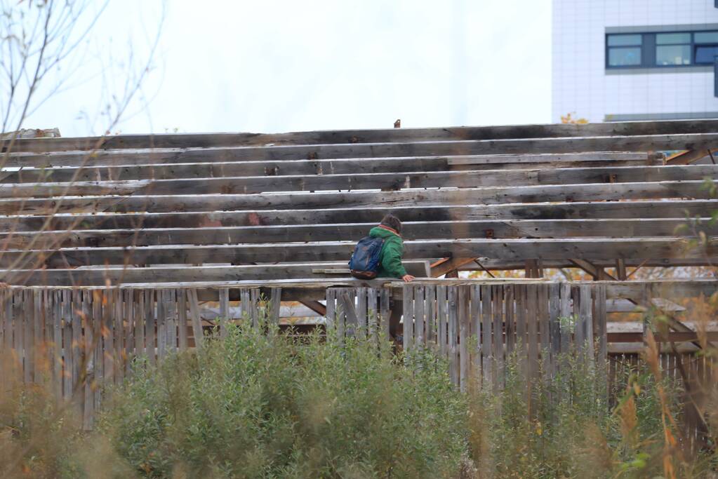 Leden van Mobiele Eenheid verwijderen krakers uit kraakpand