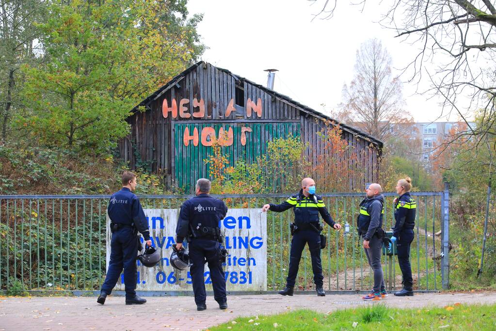 Leden van Mobiele Eenheid verwijderen krakers uit kraakpand
