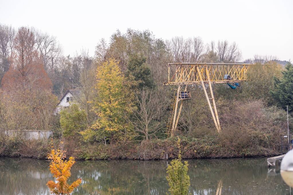 Leden van Mobiele Eenheid verwijderen krakers uit kraakpand