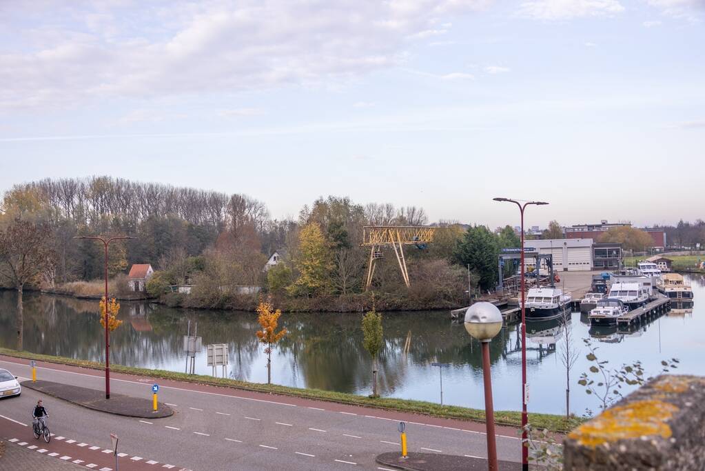 Leden van Mobiele Eenheid verwijderen krakers uit kraakpand